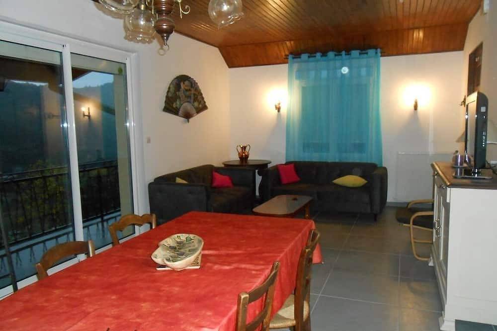 Village House With Beautiful View Of The Valley, Hiking Trail, Gorge in Vieussan, Béziers und Umgebung