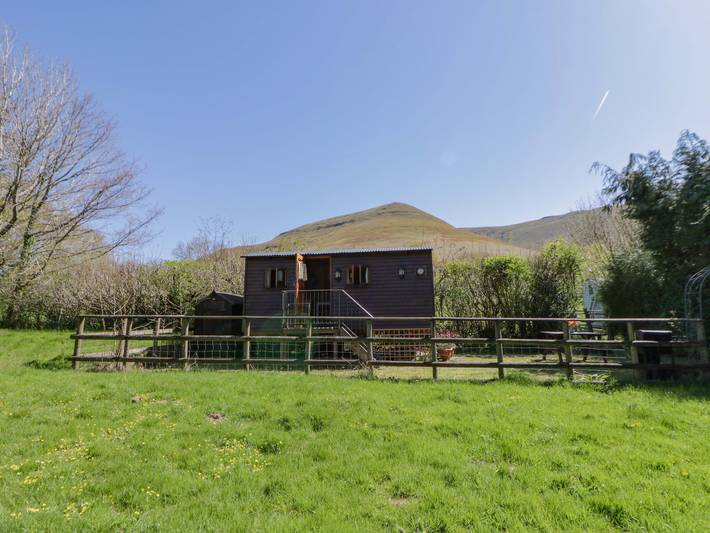 Hut for 2 people, with garden, with pets in Brecon Beacons