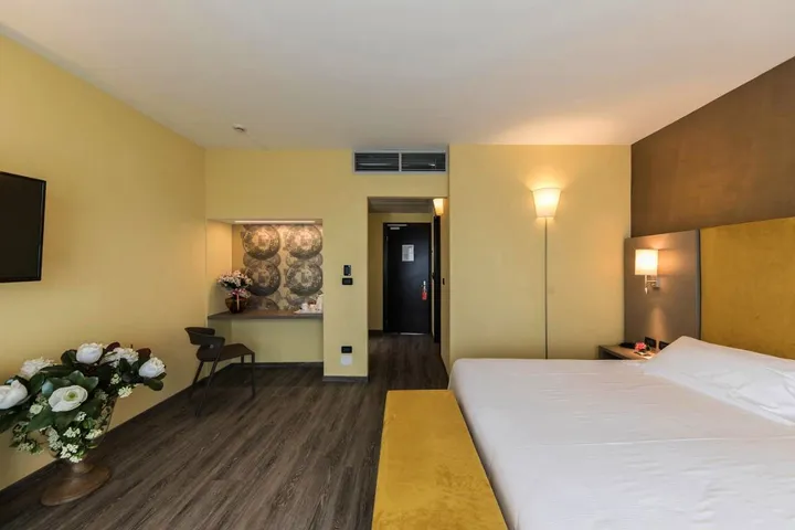 Hotel para 3 personas, con balcón además de jacuzzi y piscina - 1