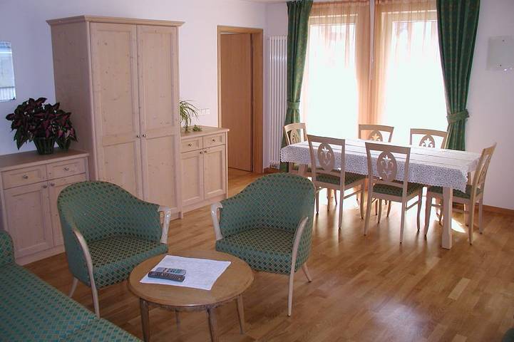 Ferienhaus für 6 Personen, mit Balkon und Pool in den Dolomiten