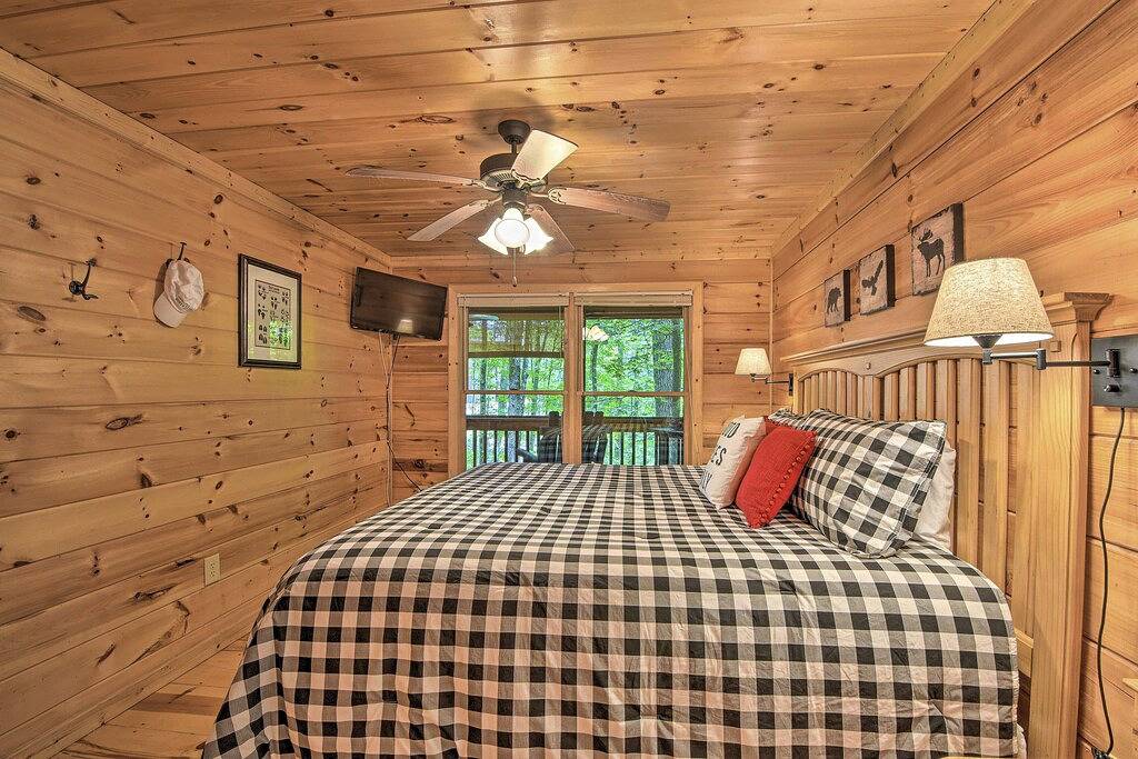 'Pinot & Pine' Chic Log Cabin ~ 5 Mi to Blue Ridge in Cherry Log, Chattahoochee National Forest