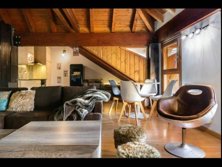 Apartamento entero, Casa rústica en Guasillo con chimenea, 2 dormitorios y naturaleza cercana in Jaca, Pirineo Aragonés