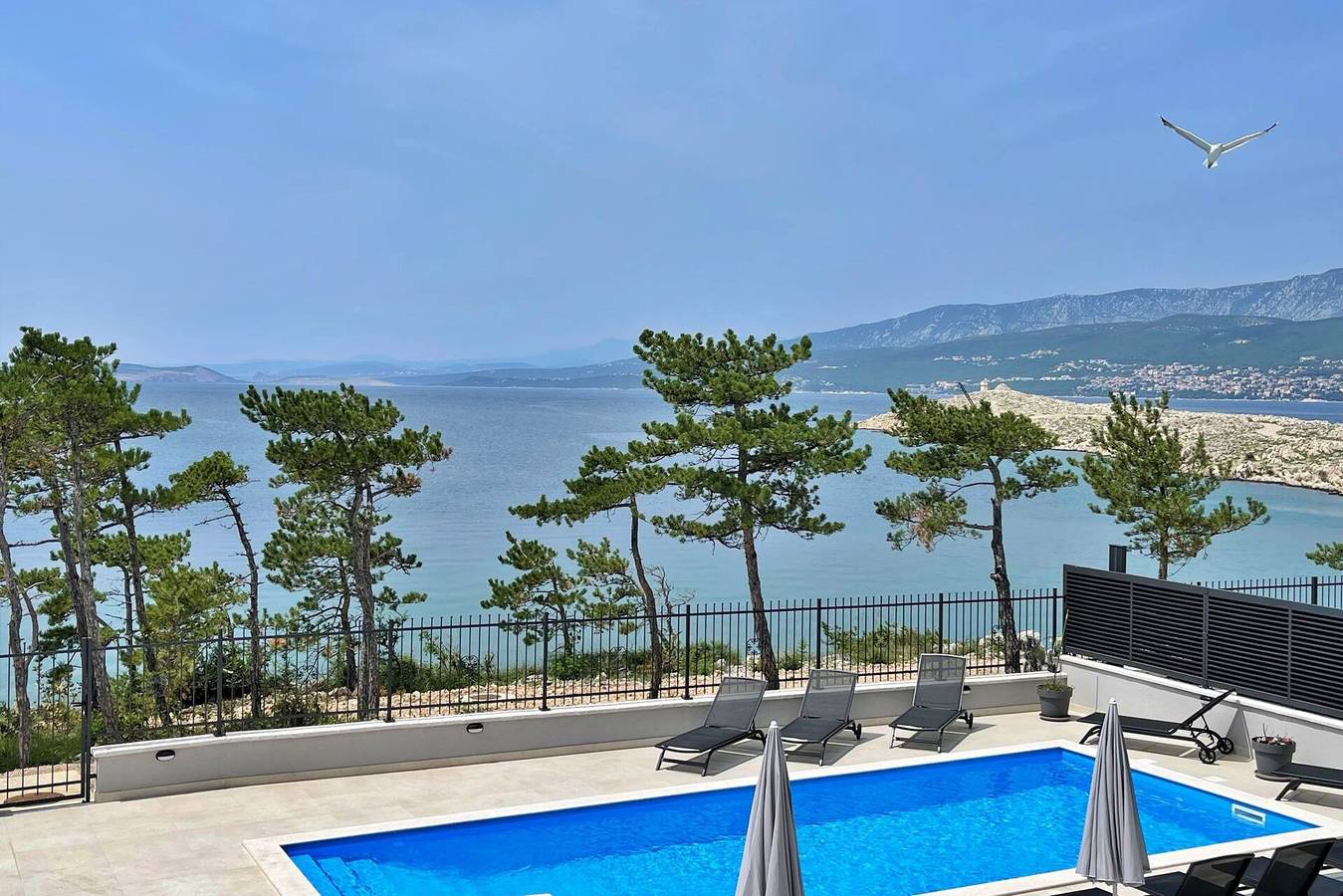 Ganze Wohnung, Luxusapartment Punta Silo - 30 m vom Meer entfernt, Meerblick, Swimmingpool, Außendusche, Smart-Tv, Waschraum, privater Parkplatz in Silo (Krk), Krk
