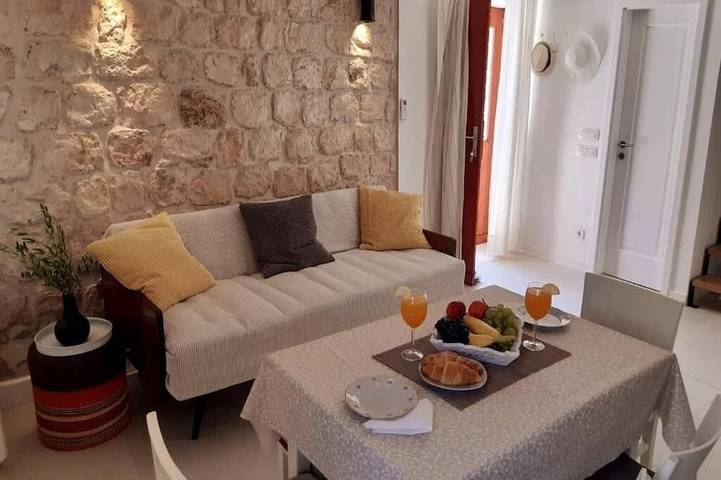 Casa Ruben - Two Bedroom Holiday Home with Sea View in Vis Stadt, Vis (Dalmatien)