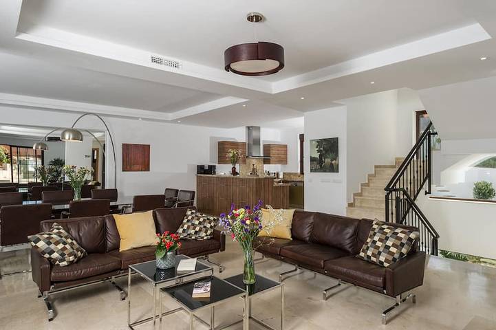 Private heated infinity pool and breathtaking views in Urbanizacion Las Jacarandas, Marbella
