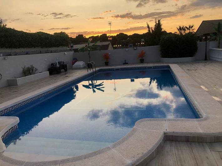 Villa pour 12 personnes, avec jardin et piscine ainsi que vue et balcon à Torrevieja - 2