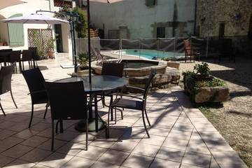 Gîte pour 2 personnes, avec piscine et balcon à Montaren-et-Saint-Médiers