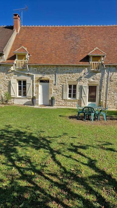 Gîte pour 6 personnes, avec jardin et vue à Menou