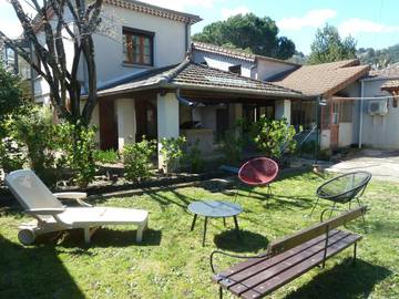 Gîte pour 4 personnes, avec jardin et terrasse à Labégude