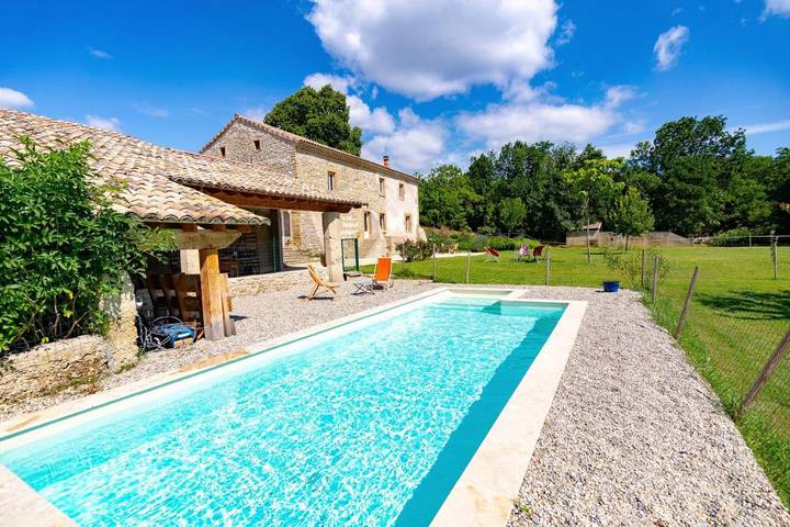 Location de vacances pour 8 personnes, avec vue et piscine ainsi que terrasse et jardin, animaux acceptés à Montvendre