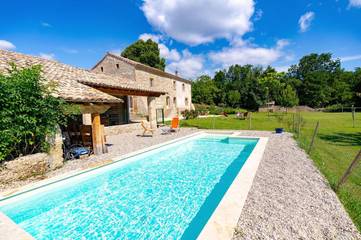 Gîte pour 8 personnes, avec terrasse et jardin ainsi que piscine et vue, animaux acceptés à Montvendre