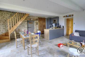 Location de vacances pour 4 personnes, avec jardin à Thurins