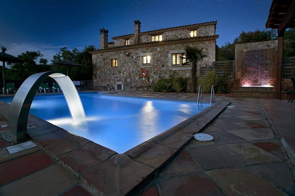 Masía con 10 grandes Habitaciones|34pers|Gran Sala de Juegos Bbq 45min de Bcn in Sils, Provincia de Gerona