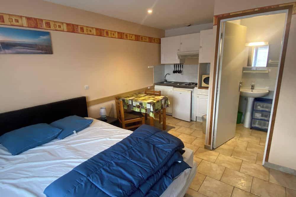 Entire apartment, First-floor studio 700 metres from the spa in Saint-Amand-les-Eaux, Valenciennes region