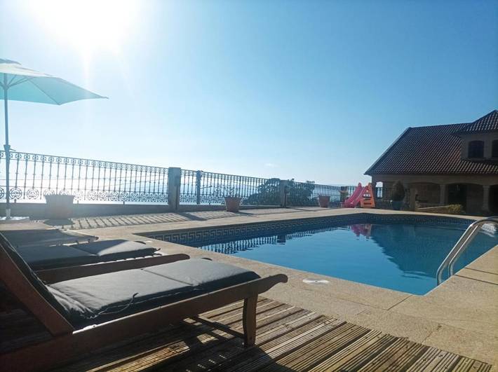 Chalet para 8 personas, con Balcón y Jacuzzi además de Terraza y Jardín en Marín