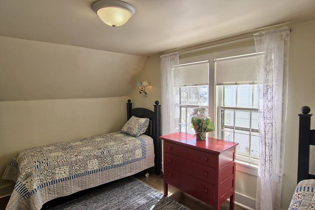 Short walk to Downtown and beaches. Winter skiing a short 30-minute drive away. in Charlevoix, Charlevoix County