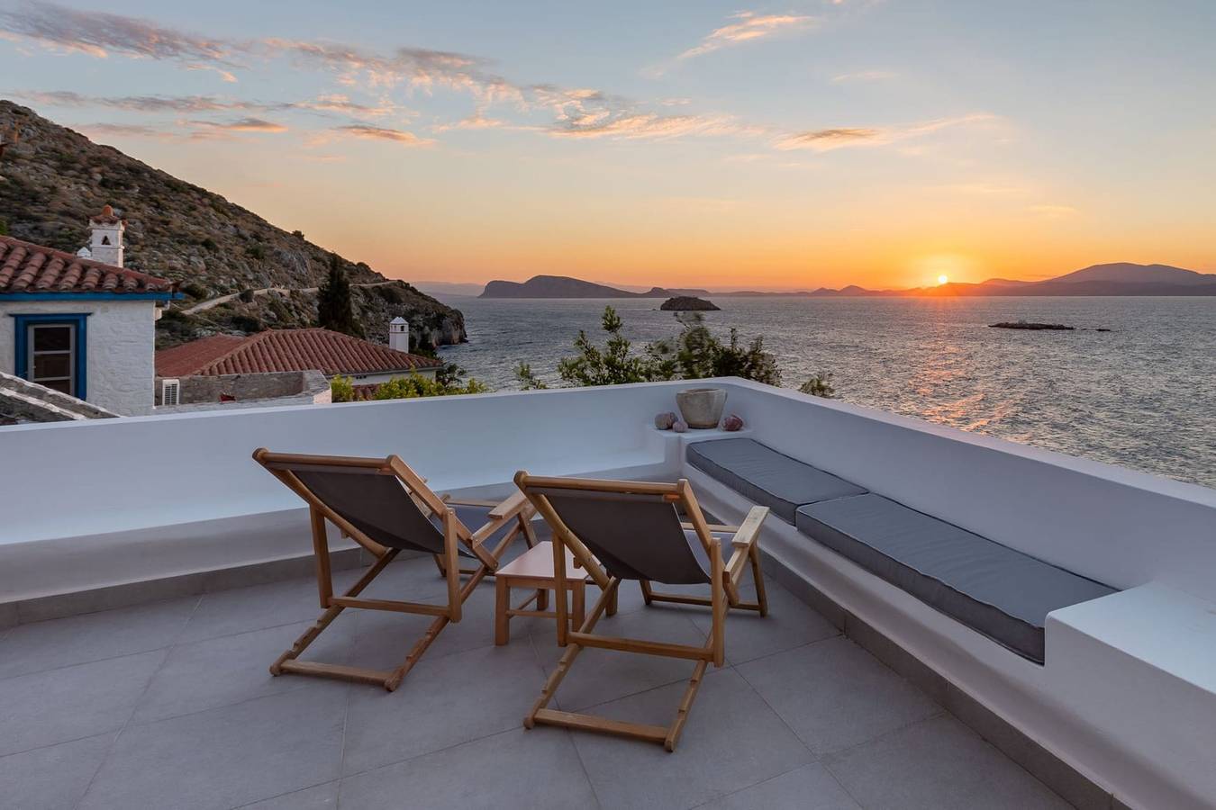Hydrelion Beachfront Suite, Divine Sea Views, Furnished Terrace, Hydra in Hydra