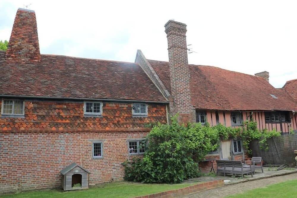 Glamping for 7 People in Dormansland, Surrey