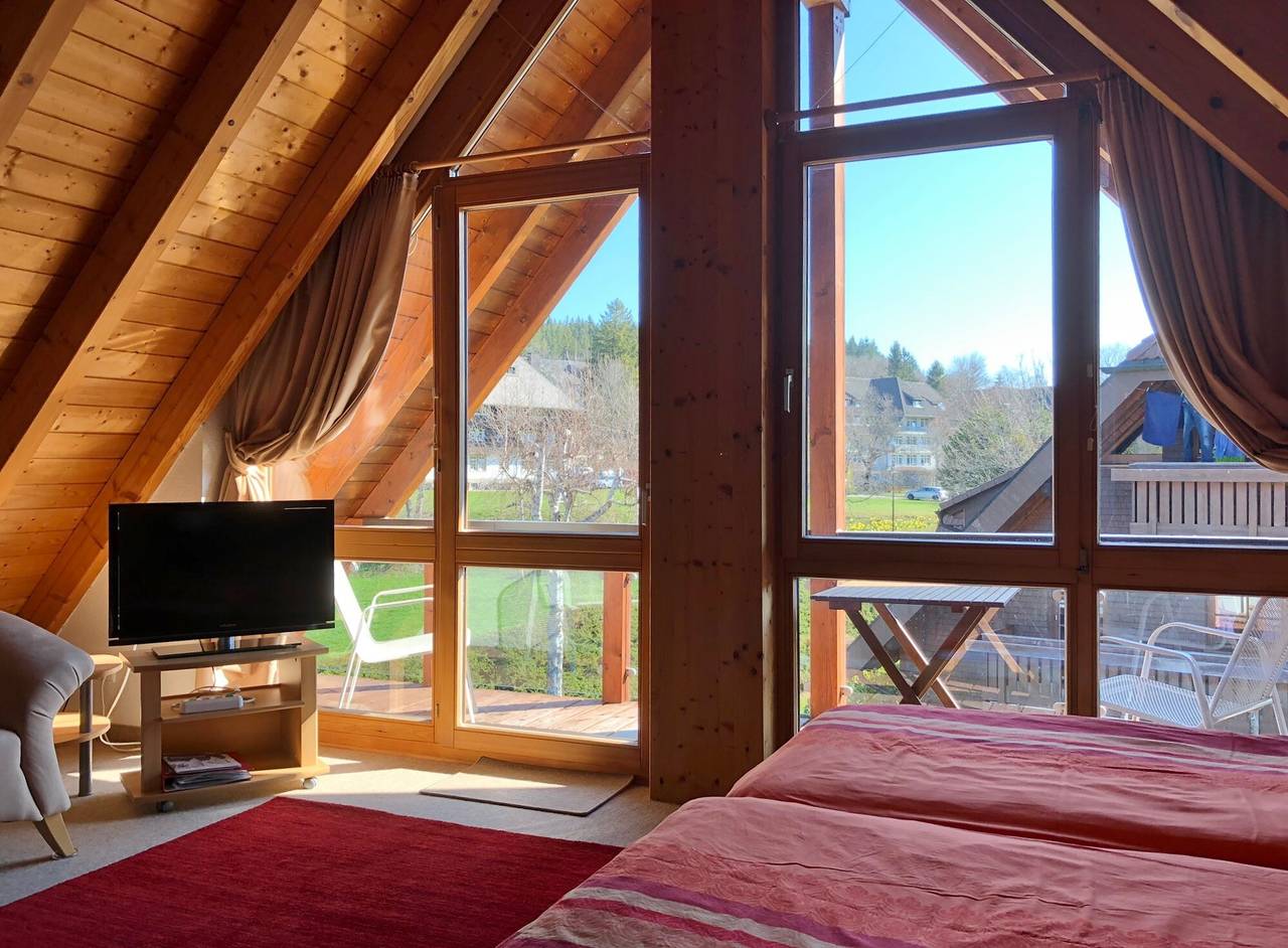 Apartamento entero, Apartamento 'Studio- con balcón 40m²' con vistas a la montaña, terraza compartida y Wi-Fi in Hinterzarten, Selva Negra (zona sur)