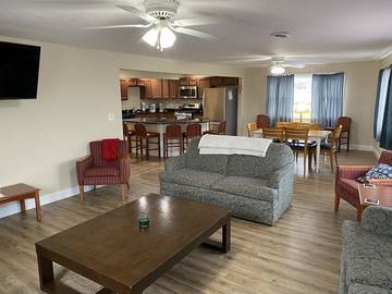 Vacation House for 22 Guests in Geneva-on-the-Lake, Ashtabula County, Picture 4