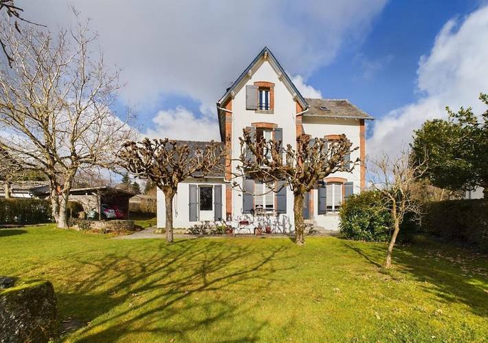 Location de vacances pour 10 personnes, avec Balcon et Terrasse ainsi que Jardin et Piscine à Marcolès