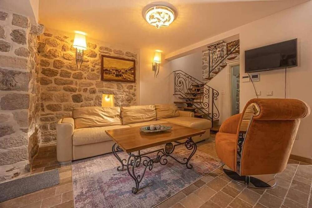 Luxurious Waterfront Three- Bedroom Villa in Muo in Kotor, Boka Kotorska