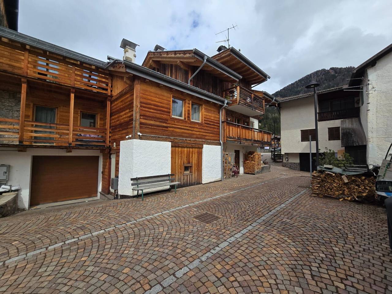 Entire apartment, Apartment 'Rita' with Mountain View, Private Garden and Wi-Fi in Pozza di Fassa, San Giovanni di Fassa