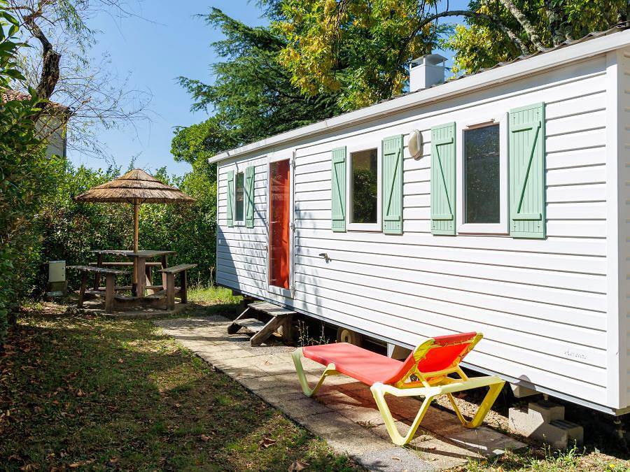 Flower Camping Les Paillotes en Ardeche - Mobilhome 4 personas - Mobil-home 24m² Standard (2bed - 4pers.) + cabaña de paja exterior in Ruoms, Ardèche