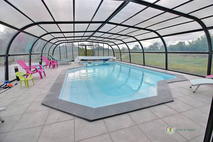 Gîte pour 8 personnes, avec Terrasse ainsi que Jardin et Piscine à Pleudaniel