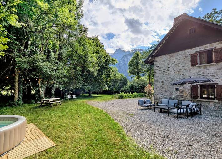 Gîte pour 10 personnes, avec terrasse ainsi que jacuzzi et jardin, animaux acceptés dans Les Deux Alpes - 2