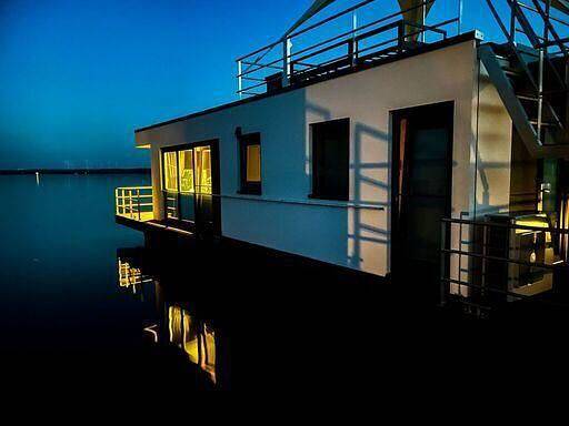 Floatinghouse Kontiki: Seeblick, Terrasse & Kamin für 6 Gäste in Laasow, Vetschau