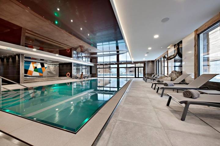 Hôtel pour 2 personnes, avec piscine et jacuzzi ainsi que sauna et balcon