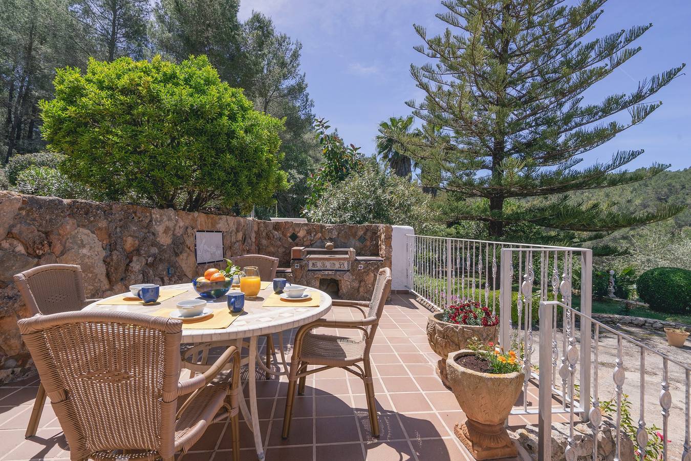 Schönes Anwesen mit Bergblick, Pool, Wlan und Klimaanlage in Santa Eulària des Riu, Ibiza Osten