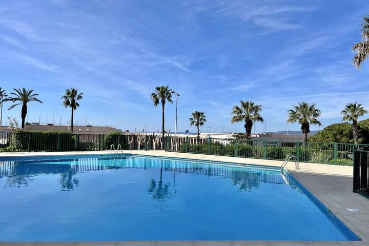 Gîte pour 4 personnes, avec Balcon ainsi que Terrasse et Piscine dans Port Santa-Lucia
