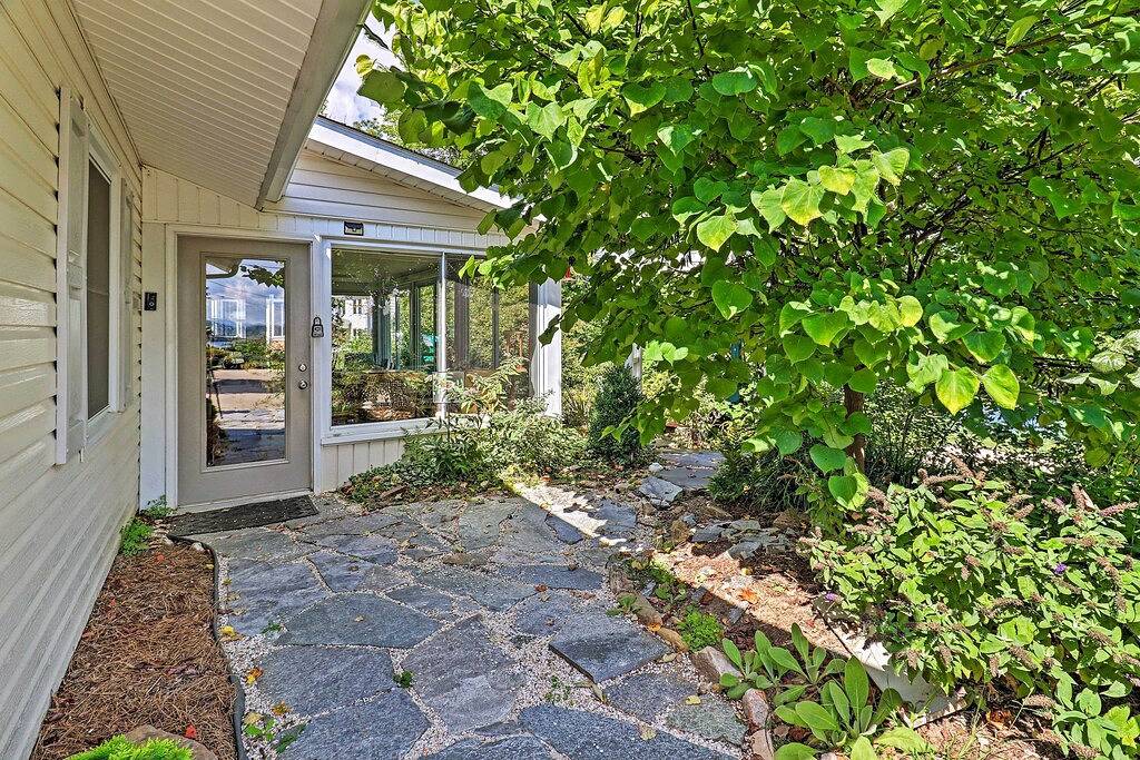 Ganze Wohnung, Serene Lake Junaluska Gem: Deck & Mountain Views in Lake Junaluska, Cataloochee Valley