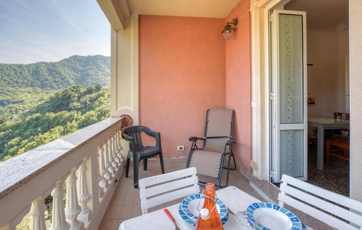 Ganze Ferienwohnung, Uscio Terrassenwohnung mit Garten, Parkplatz & Küche in Uscio, Ligurische Küste