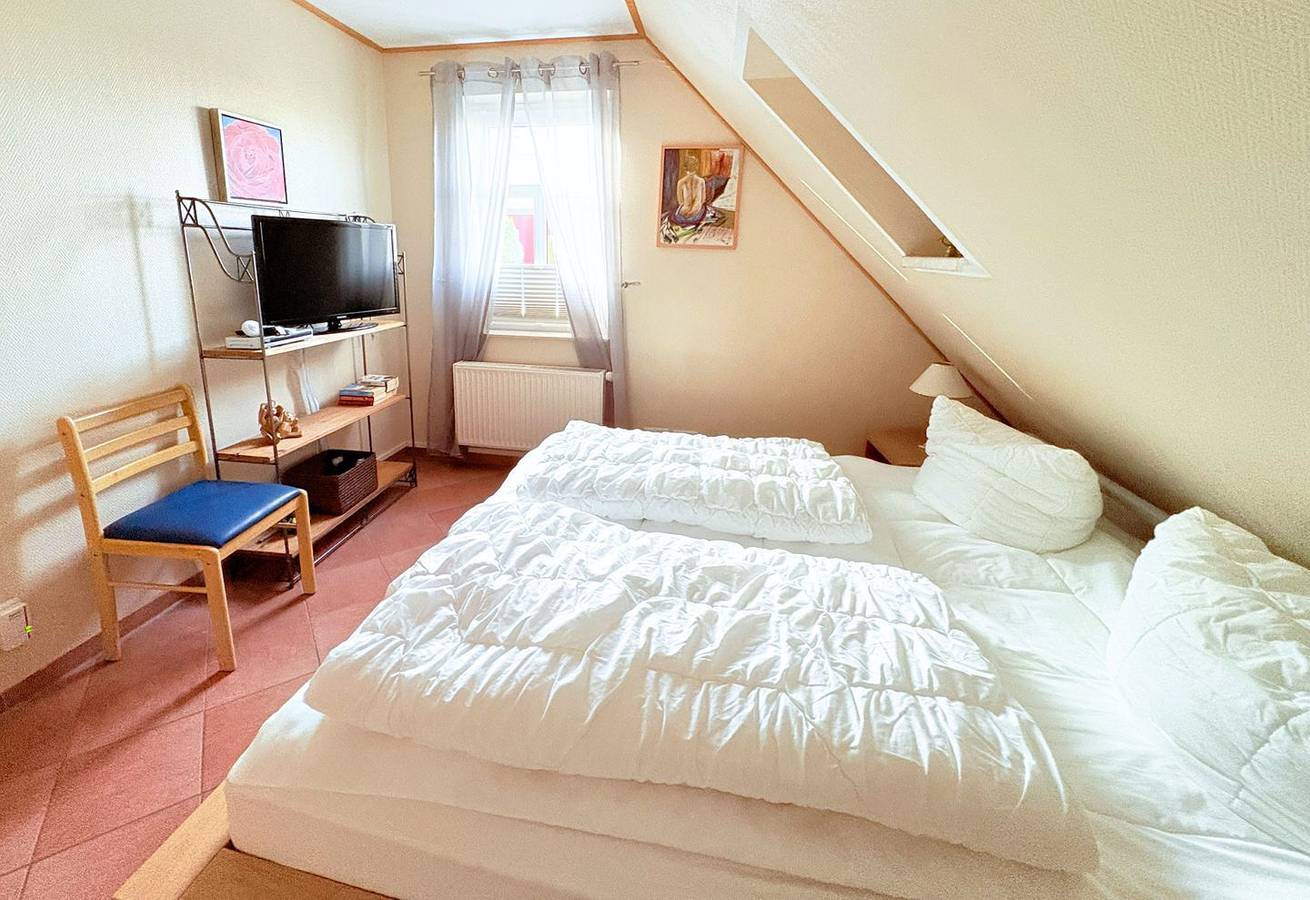Ganze Wohnung, Ferienwohnung Flieder: Ruhige Lage, nur 500m vom Naturstrand entfernt in Mariendorf (Rügen), Mönchgut