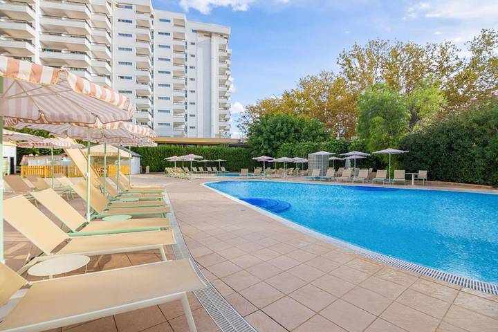 Hôtel pour 3 personnes, avec Terrasse et Bassin pour enfant ainsi que Piscine et Vue à Magaluf - 4