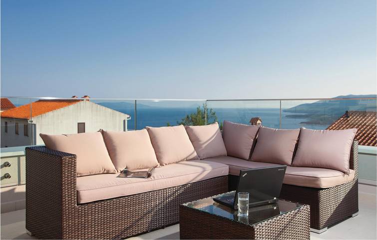 Spacious 150m² Apartment with Pool & 600m to Beach in Rabac, Labin-Rabac