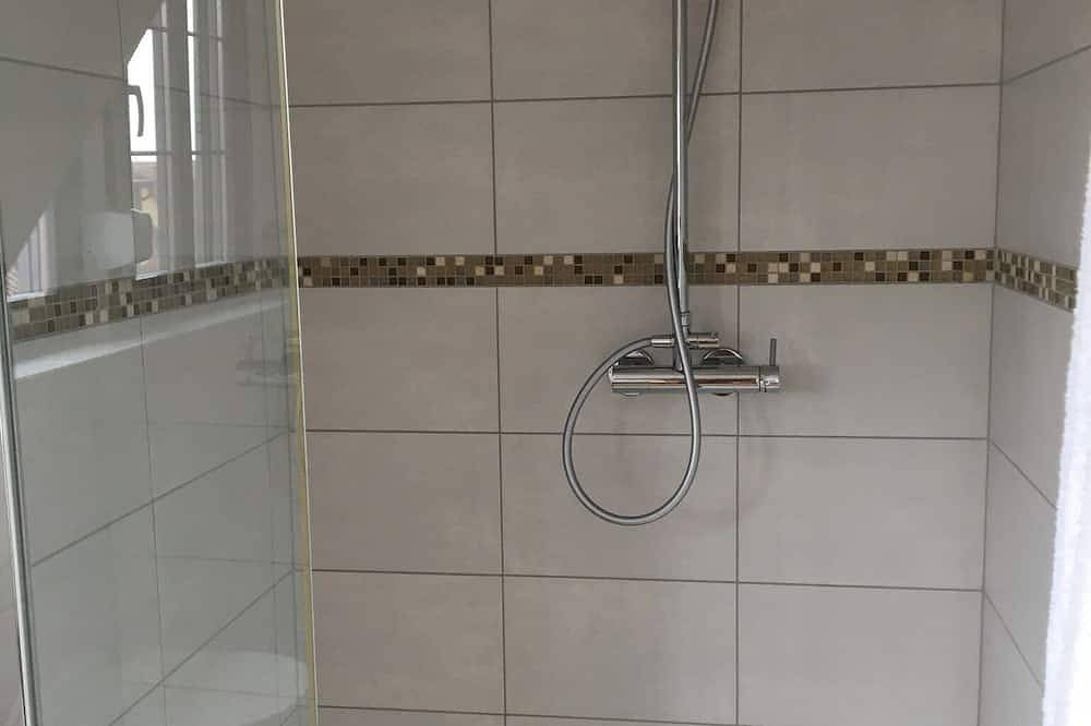 Ganze Wohnung, Neues Ferienhaus (90qm) mit gemütlichem Innenhof in Dettelbach, Fränkisches Weinland