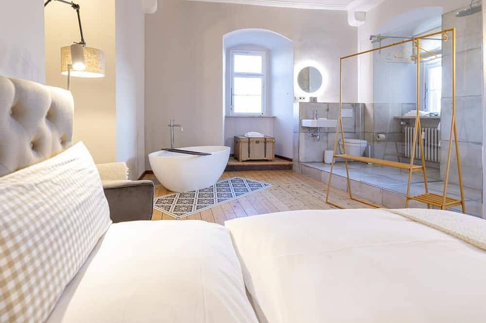 Der historische Schlossturm in Kirchberg besticht mit spektakulärem Ausblick, Parkett, Stuck und modernem Interieur in Kirchberg an der Jagst, Hohenlohe
