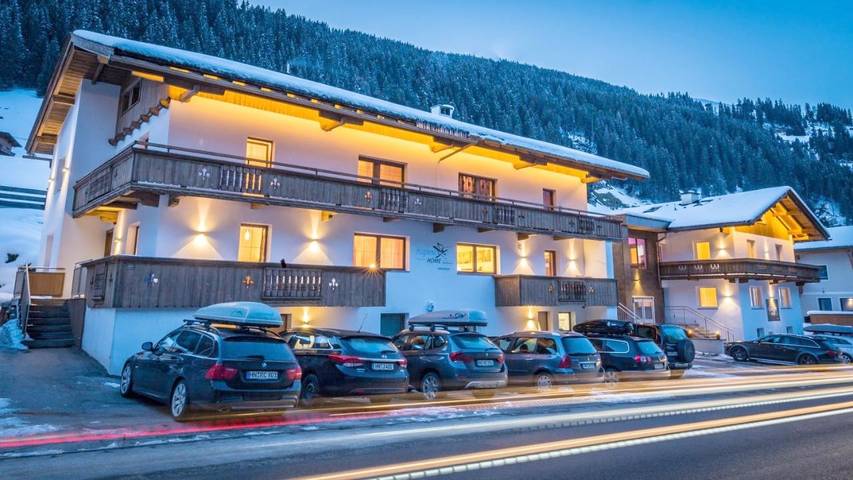 Vakantiehuis voor 15 personen, with Balkon and Terras as well as Uitzicht in Lanersbach