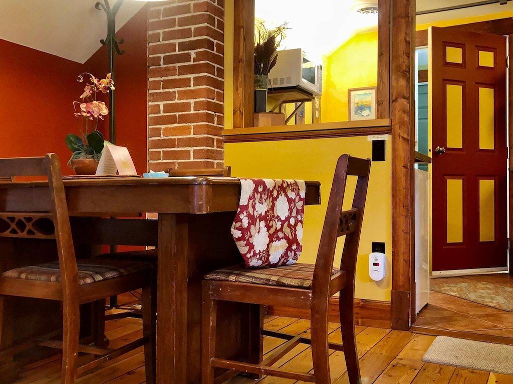 Ganze Wohnung, Valhalla Suite – Cozy, Eclectic Studio in Downtown Nelson in Nelson, Whitewater Ski Resort