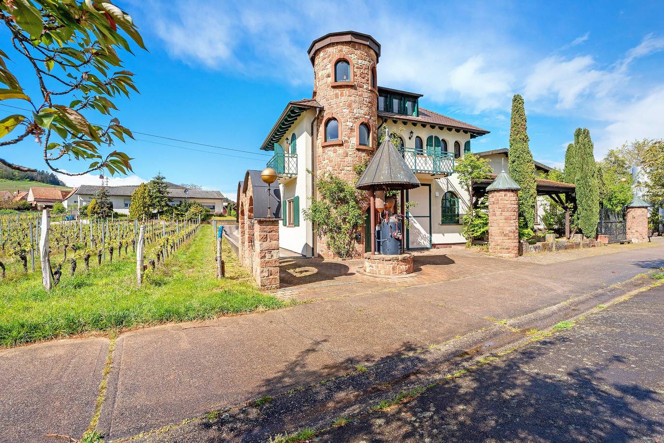 Apartamento entero, Apartamento 'Ferienwohnung Weingut Löwenthal' con vistas a la montaña, balcón y Wi-Fi in Südliche Weinstraße