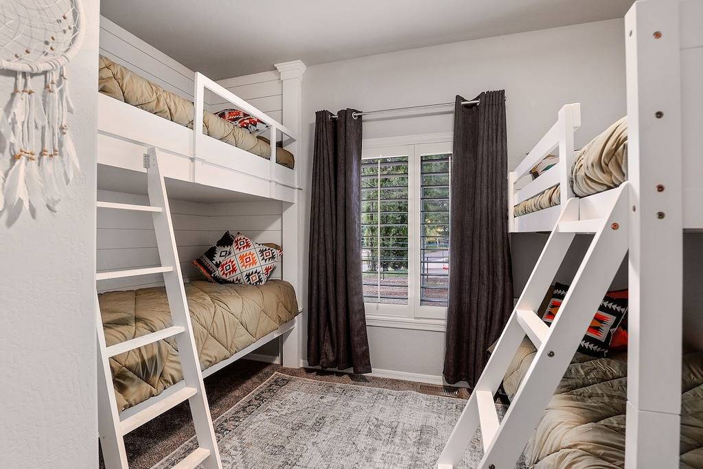 Mid Century Cabin in the pines with 8 person hot tub, 2 hours from grand canyon in Flagstaff, Coconino Nationalwald