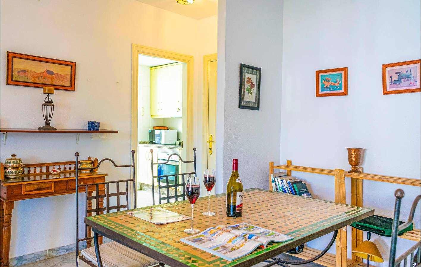 Ganze Ferienwohnung, Appartement mit Poolterrasse und Parkplatz in Marbella West, Marbella