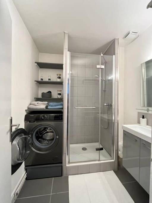 Appartement entier, 2P calme - climatisation - 70m du métro M4 Barbara - 4 pers maximum in Montrouge, Hauts-de-Seine