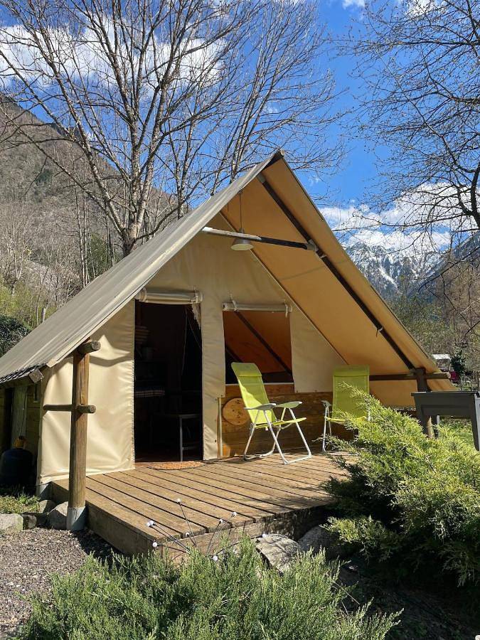 Tente pour 4 personnes, avec Terrasse ainsi que Jardin et Vue dans l' Isère