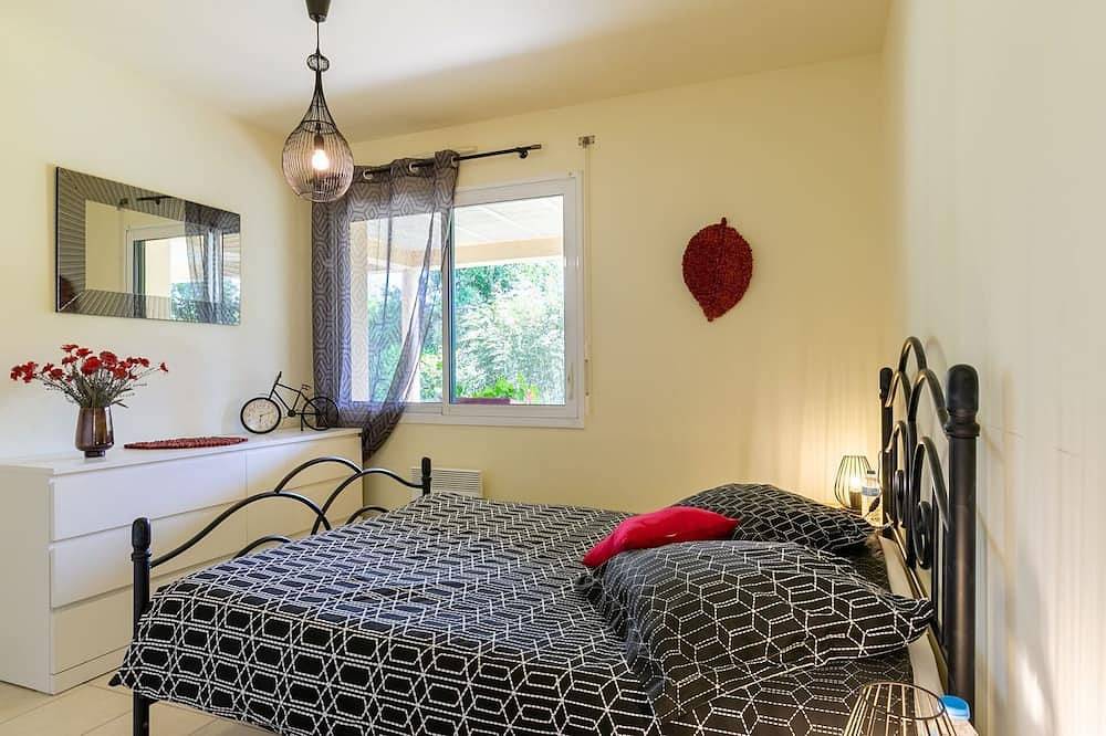 Entire apartment, Cosy apartment for 2 guests with Wifi, Tv, patio and pets allowed in Plougonvelin, Brest region