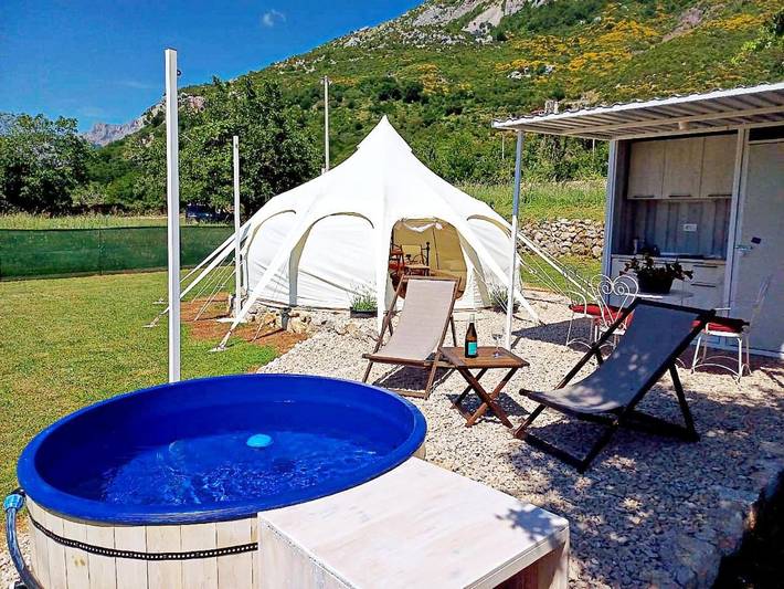Camping für 4 Personen, mit Terrasse und Ausblick sowie Pool und Garten in Montenegro